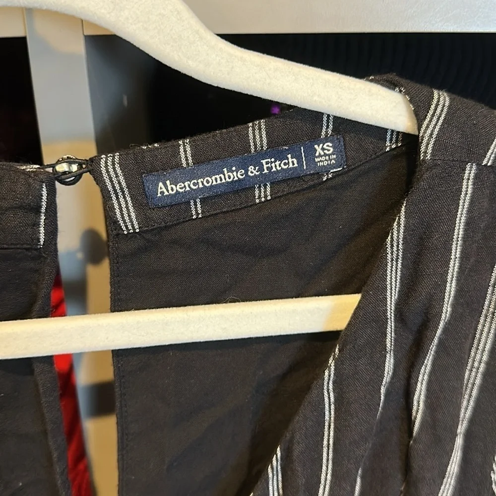 Abercrombie & Fitch black/white striped short sleeve 2 pocket jumpsuit size XS